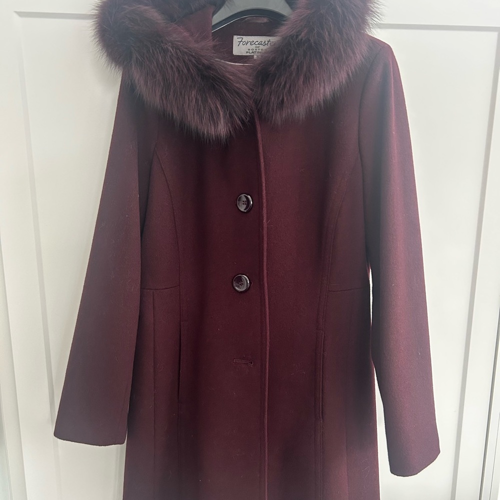Elegant Burgundy Trench Coat with Faux Fur by Forcast